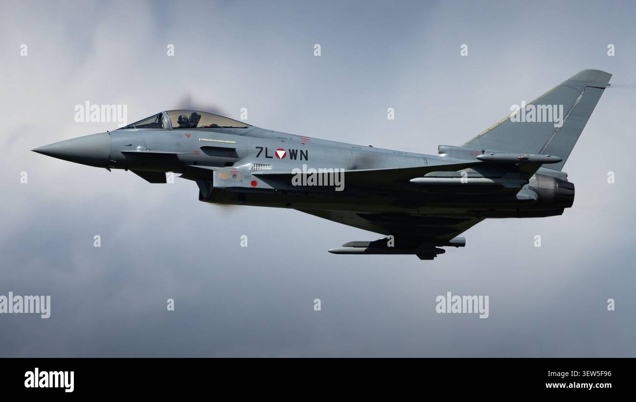 Eurofighter Typhoon EF2000 dell'Aeronautica austriaca in volo durante un'esposizione aerea ad alta velocità Foto Stock