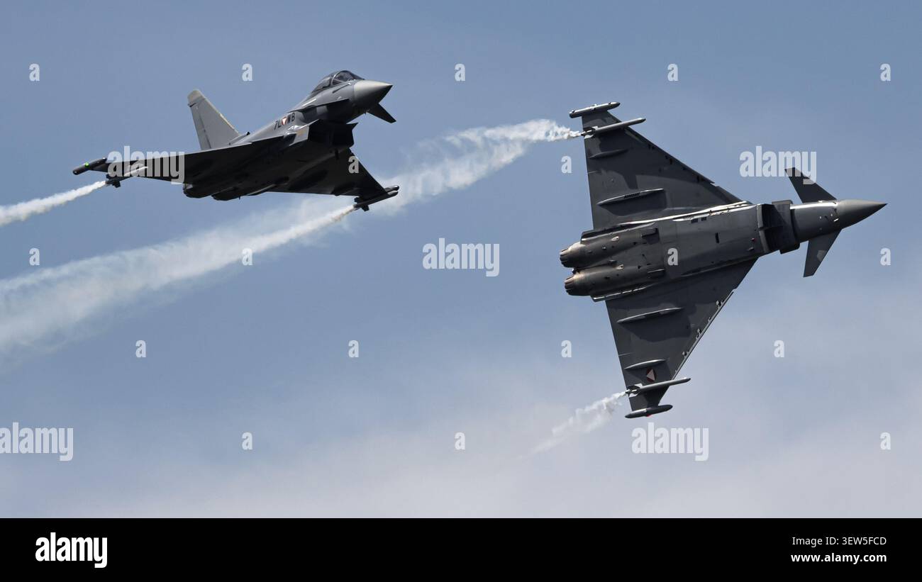 Coppia di Eurofighter Typhoon dell'aeronautica austriaca che esegue una manovra di formazione dinamica durante uno spettacolo aereo Foto Stock