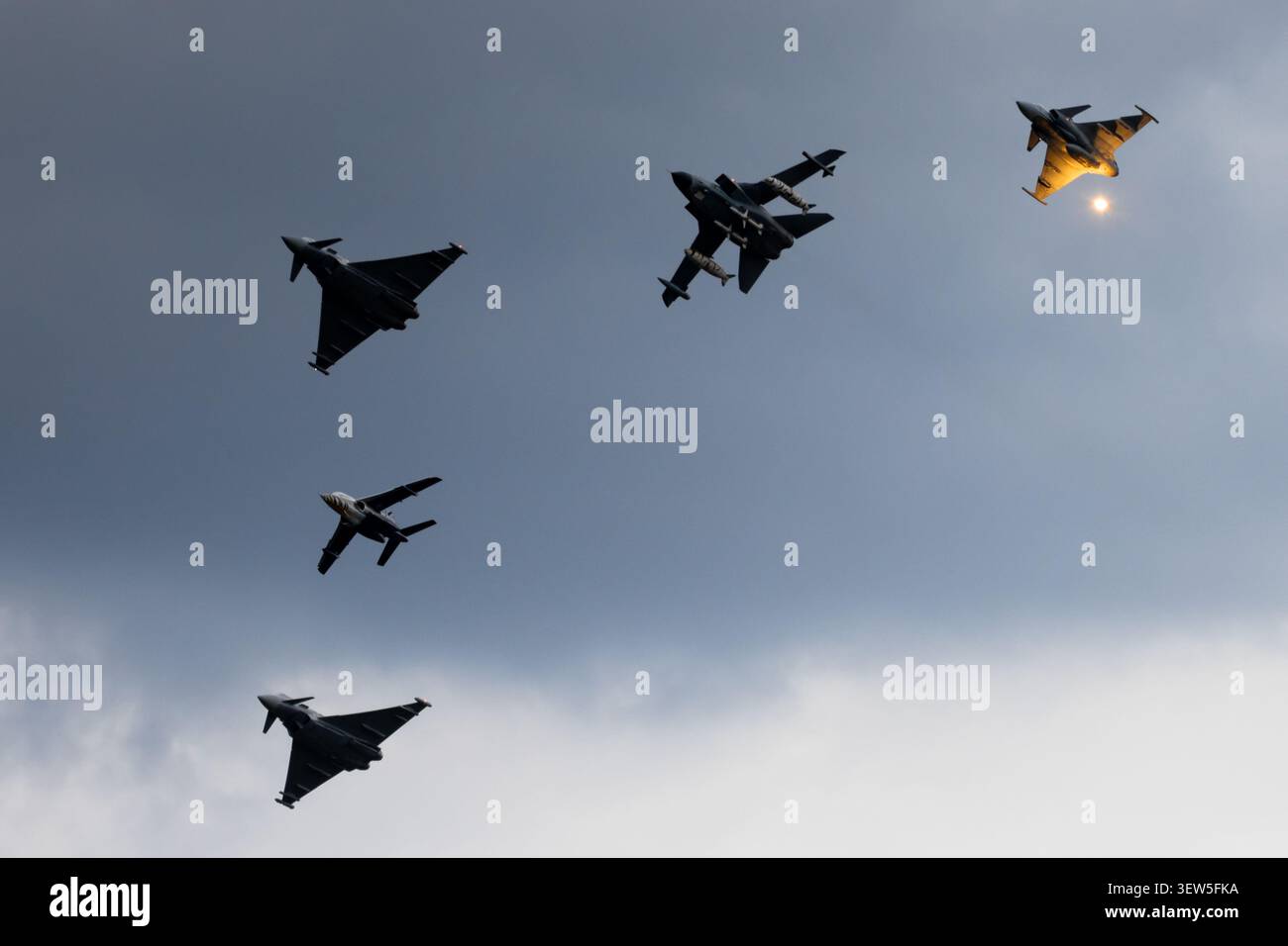 F-16 Fighting Falcon, Tornado, Eurofighter Typhoon e JAS-39 Gripen in formazione multinazionale Foto Stock