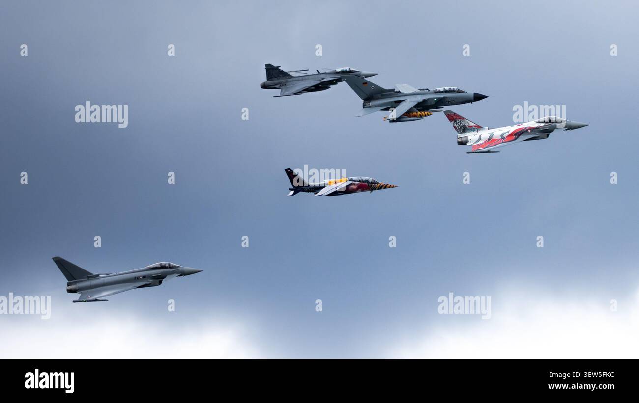 F-16 Fighting Falcon, Tornado, Eurofighter Typhoon e JAS-39 Gripen in formazione multinazionale Foto Stock