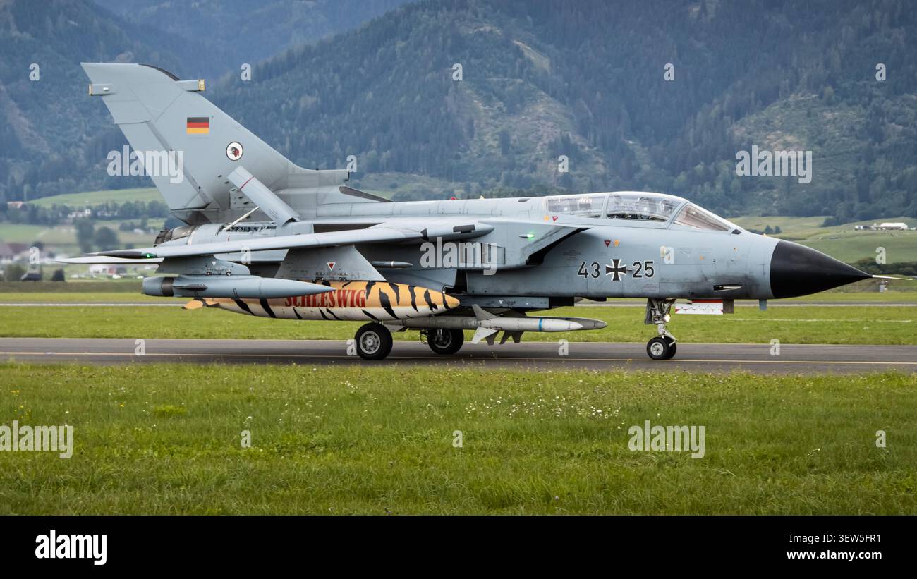 Panavia Tornado IDS tedesco che rullano con il serbatoio carburante speciale Schleswig Tiger Foto Stock