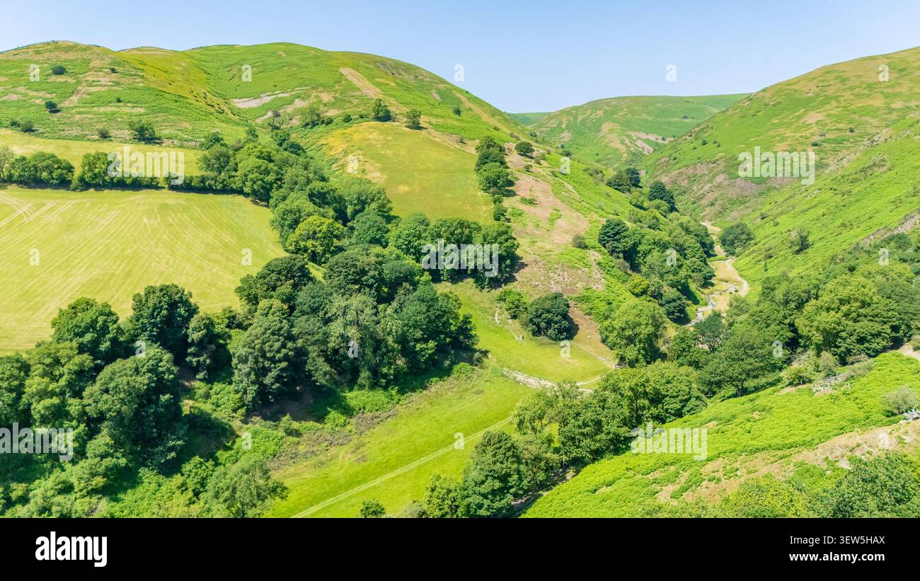 Una vista aerea della valle di Ashes Hollow nelle Shropshire Hills nel Regno Unito in una piacevole giornata estiva Foto Stock