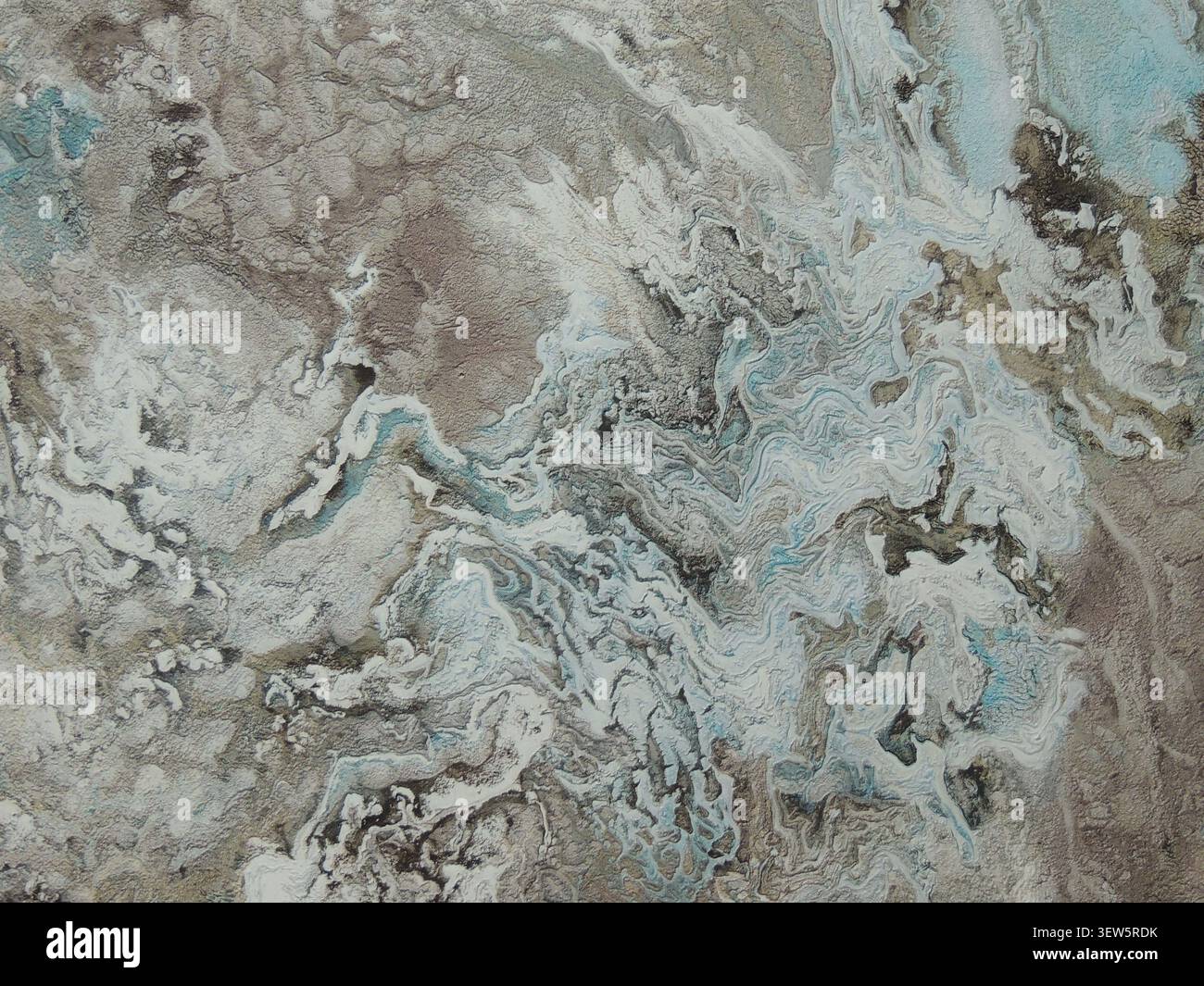 Una consistenza astratta che simula marmo liquido o intonaco decorativo. Onde rialzate in bianco, beige e grigio sono completate da accenti turchesi Foto Stock