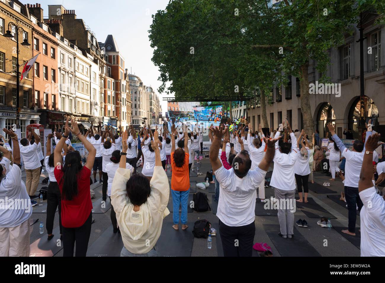 Londra. Inghilterra. 19 giugno 2026. L'alta Commissione dell'India a Londra ha ospitato una celebrazione pubblica gratuita della dodicesima giornata Internazionale di Yoga sul Foto Stock