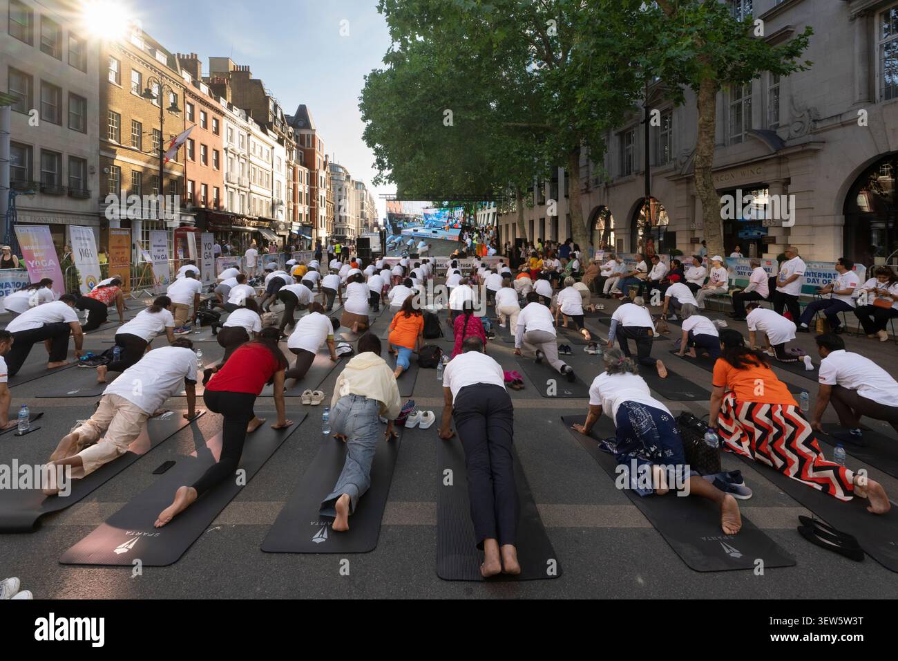 Londra. Inghilterra. 19 giugno 2026. L'alta Commissione dell'India a Londra ha ospitato una celebrazione pubblica gratuita della dodicesima giornata Internazionale di Yoga sul Foto Stock