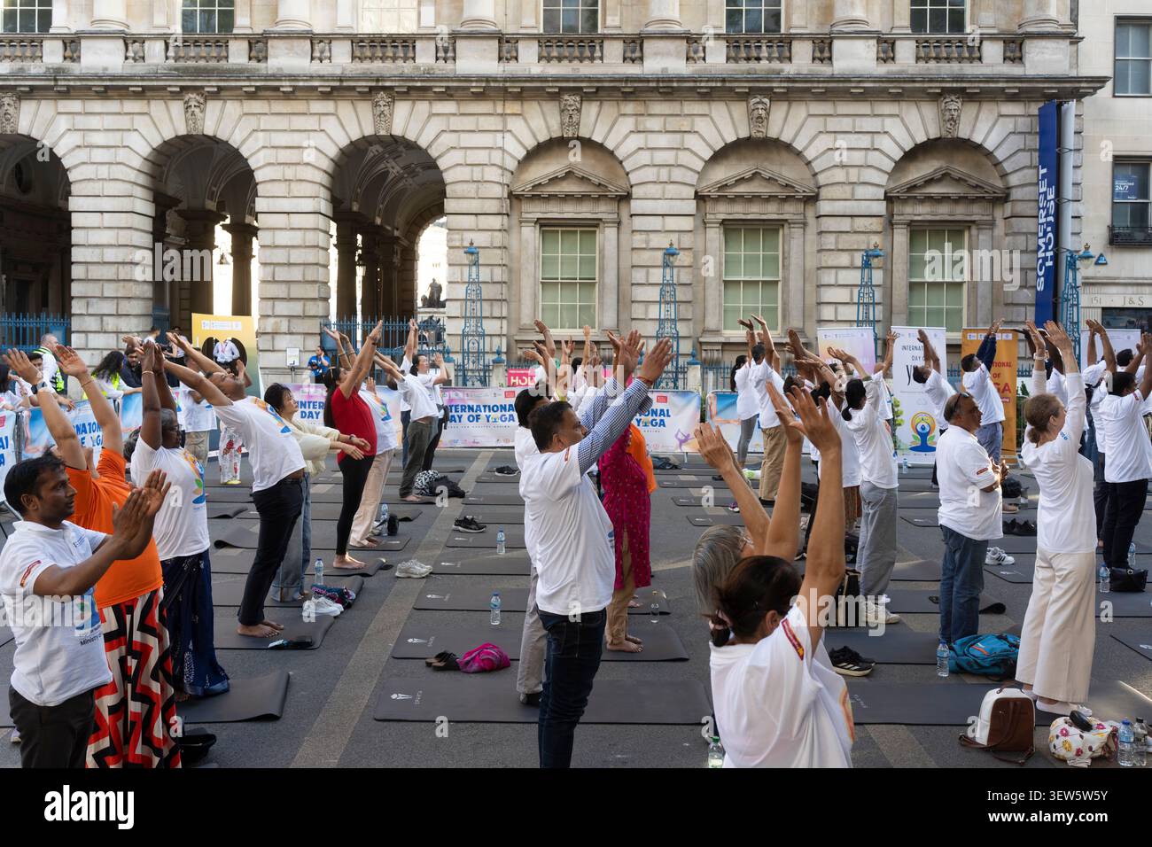 Londra. Inghilterra. 19 giugno 2026. L'alta Commissione dell'India a Londra ha ospitato una celebrazione pubblica gratuita della dodicesima giornata Internazionale di Yoga sul Foto Stock