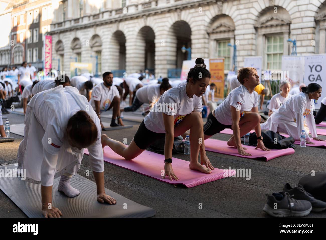 Londra. Inghilterra. 19 giugno 2026. L'alta Commissione dell'India a Londra ha ospitato una celebrazione pubblica gratuita della dodicesima giornata Internazionale di Yoga sul Foto Stock