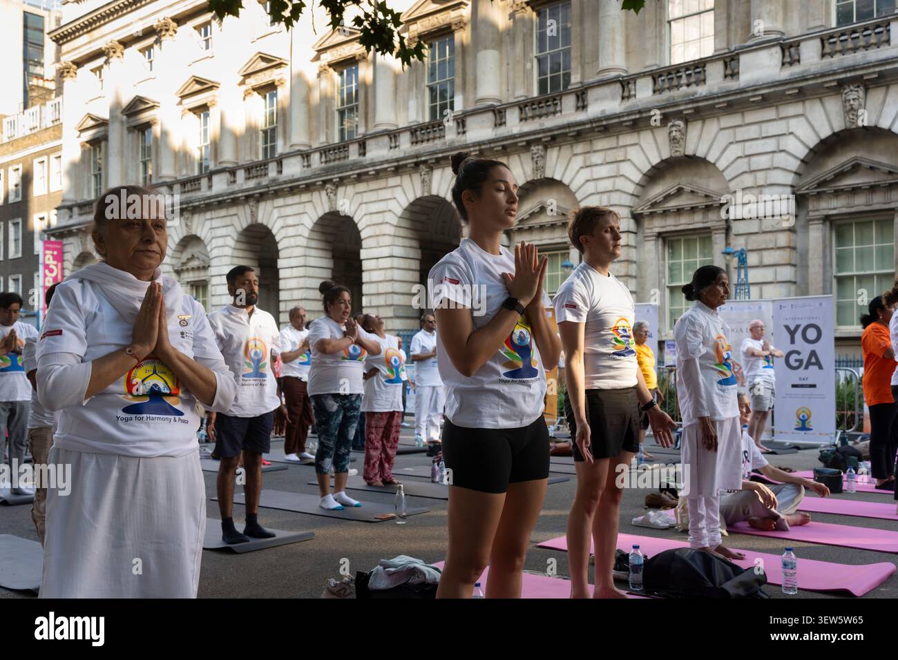 Londra. Inghilterra. 19 giugno 2026. L'alta Commissione dell'India a Londra ha ospitato una celebrazione pubblica gratuita della dodicesima giornata Internazionale di Yoga sul Foto Stock