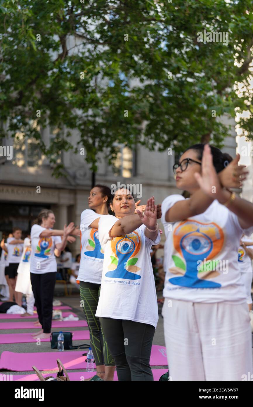 Londra. Inghilterra. 19 giugno 2026. L'alta Commissione dell'India a Londra ha ospitato una celebrazione pubblica gratuita della dodicesima giornata Internazionale di Yoga sul Foto Stock