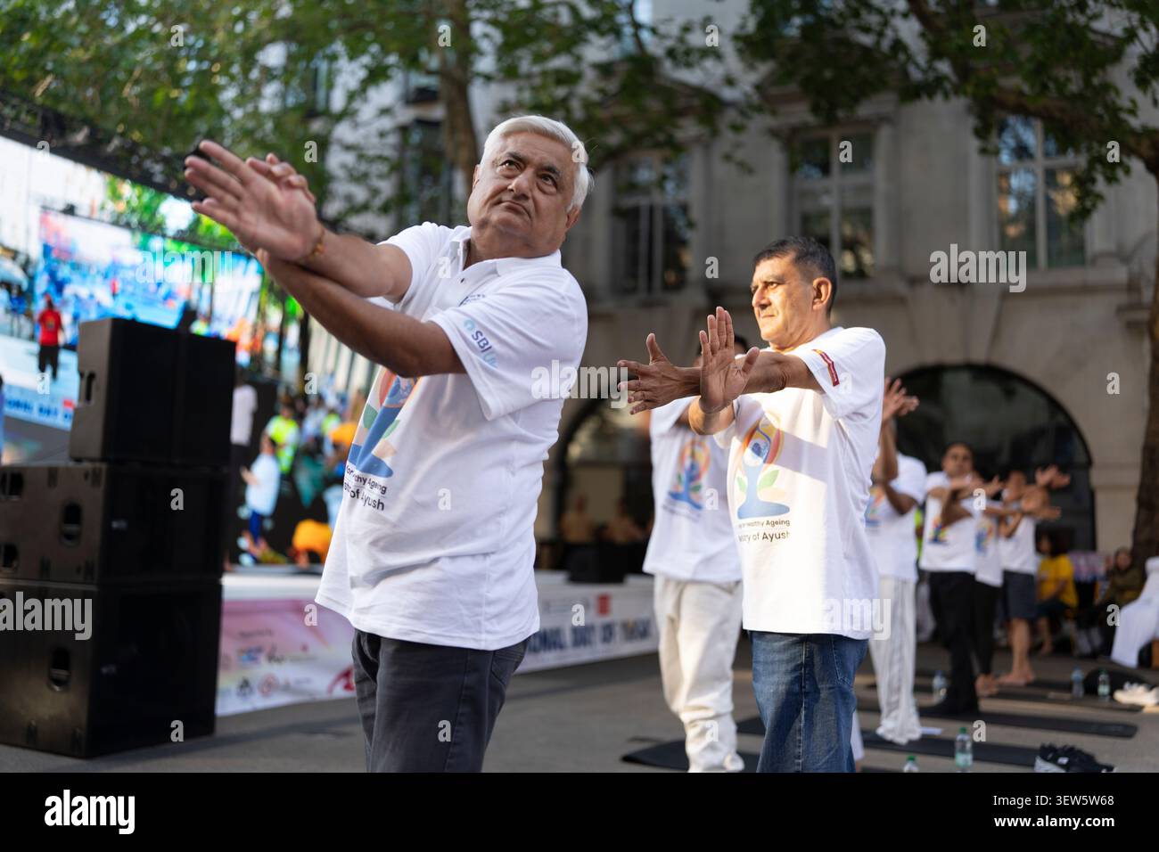 Londra. Inghilterra. 19 giugno 2026. L'alta Commissione dell'India a Londra ha ospitato una celebrazione pubblica gratuita della dodicesima giornata Internazionale di Yoga sul Foto Stock
