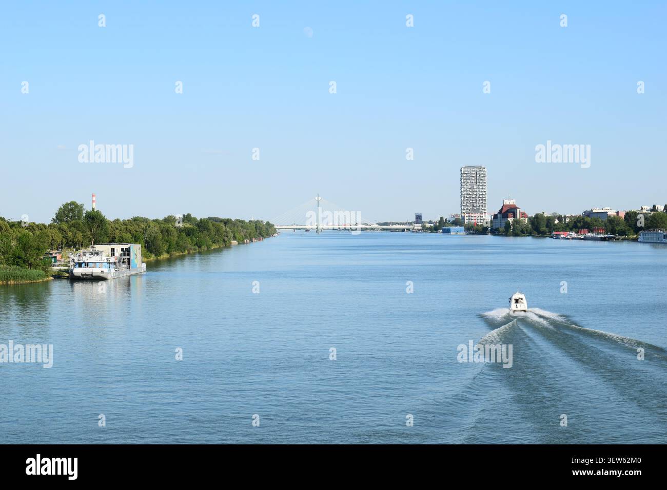 VIENNA, AUSTRIA - 25 GIUGNO 2026: Danubio visto dalla Reichsbruecke, un importante ponte di Vienna. Foto Stock