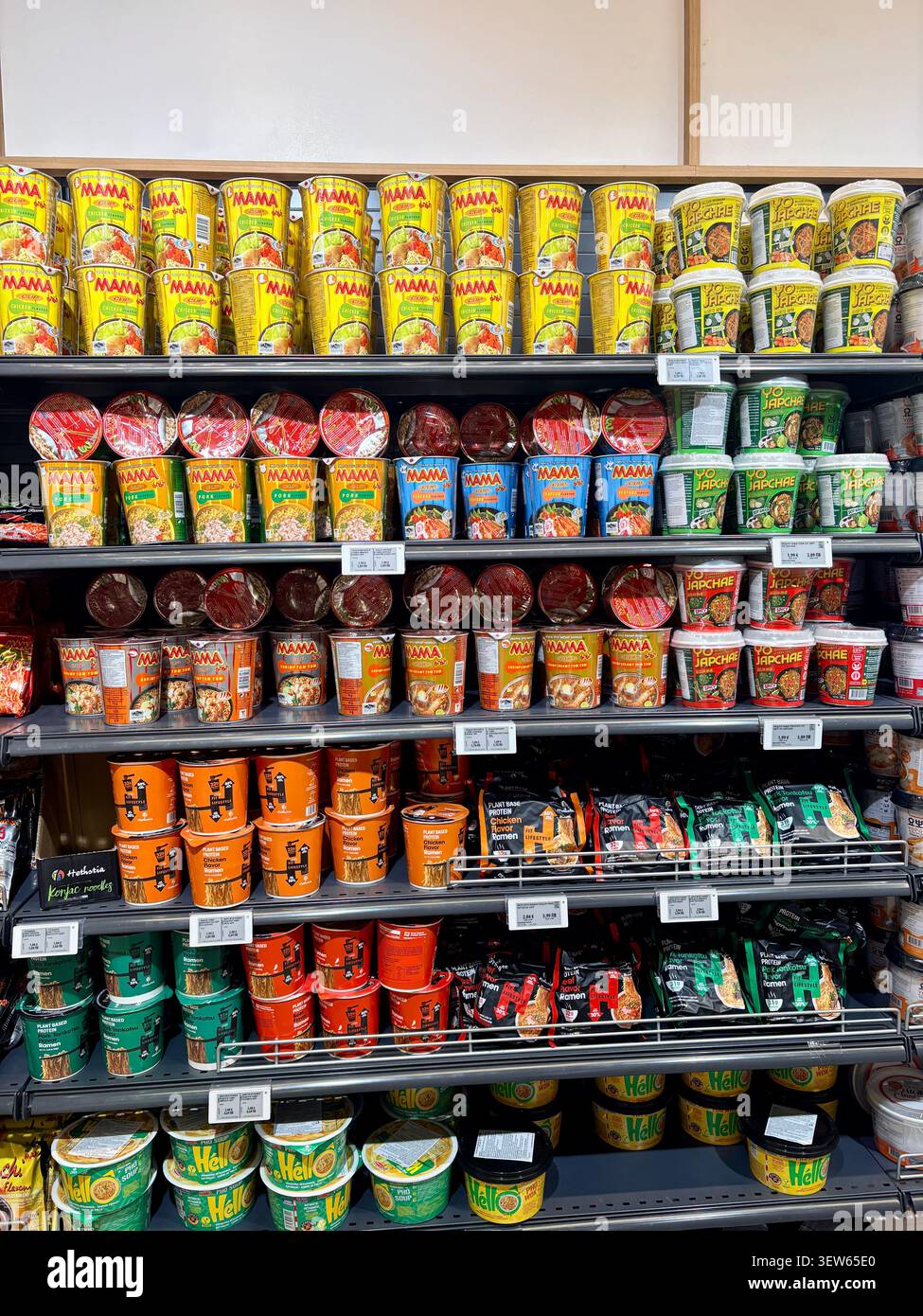 13.06.2026 scaffali del supermercato Bulgaria Varna con spaghetti istantanei e tazze di ramen, concetto editoriale di vendita al dettaglio di prodotti alimentari asiatici Foto Stock