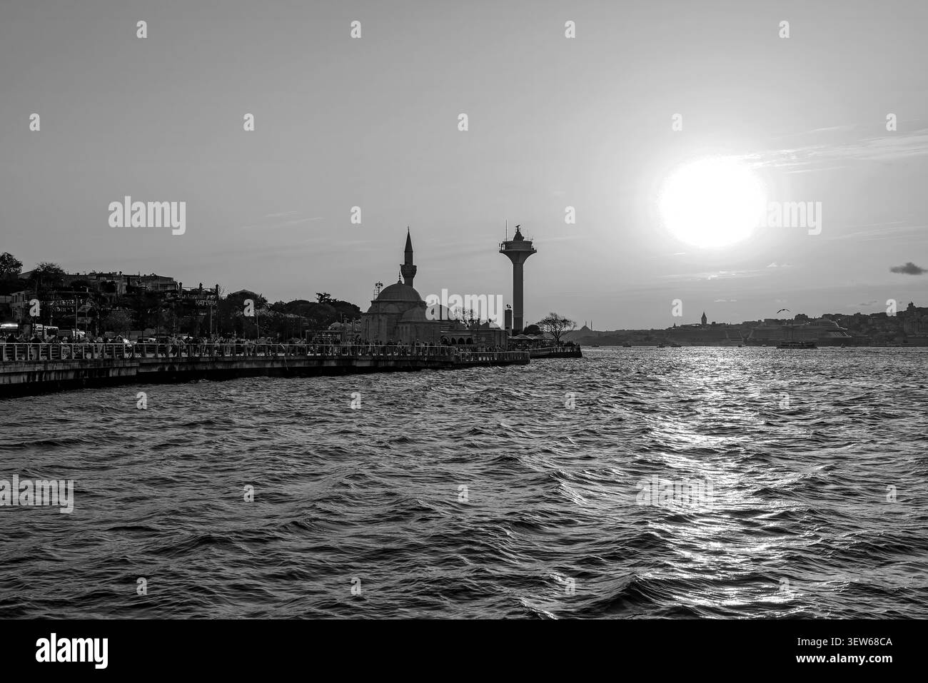 Splendida sagoma al tramonto di istanbul in riva al mare. Sfondo monocromatico di moschea e torre storica per progetti di viaggio commerciali e uso del Web. Foto Stock