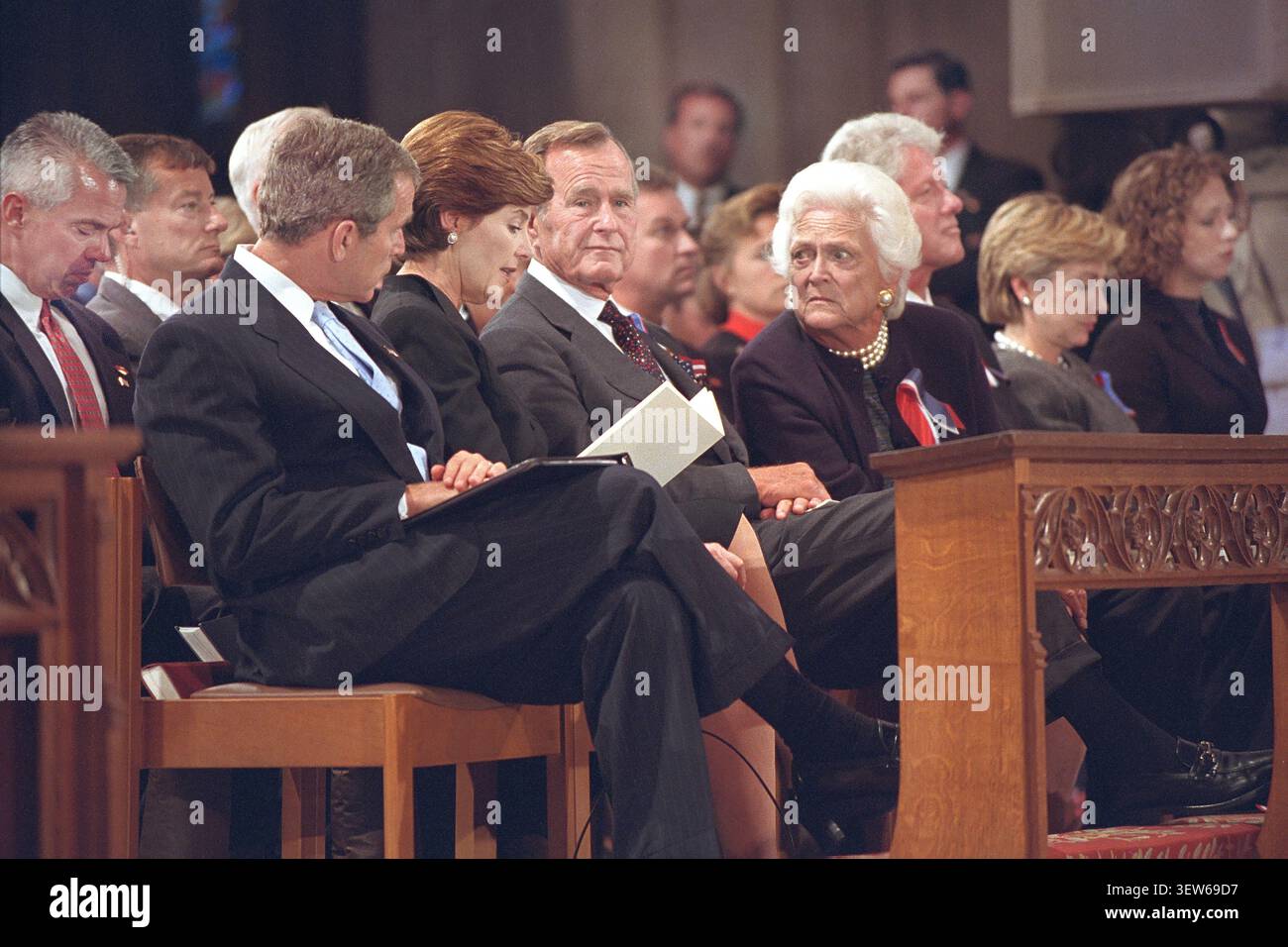 Presidente degli Stati Uniti George W. Bush, First Lady degli Stati Uniti Laura Bush, ex Presidente degli Stati Uniti George H. W. Bush, ex First Lady degli Stati Uniti Barbara Bush, ex Presidente degli Stati Uniti Bill Clinton, ex First Lady degli Stati Uniti e senatrice degli Stati Uniti di New York Hillary Rodham Clinton e Chelsea Clinton che partecipano al National Day of Prayer and Remembrance Service, National Cathedral, Washington, D.C., USA, Eric Draper, George W. Bush White House Photo Office, 14 settembre 2001 Foto Stock