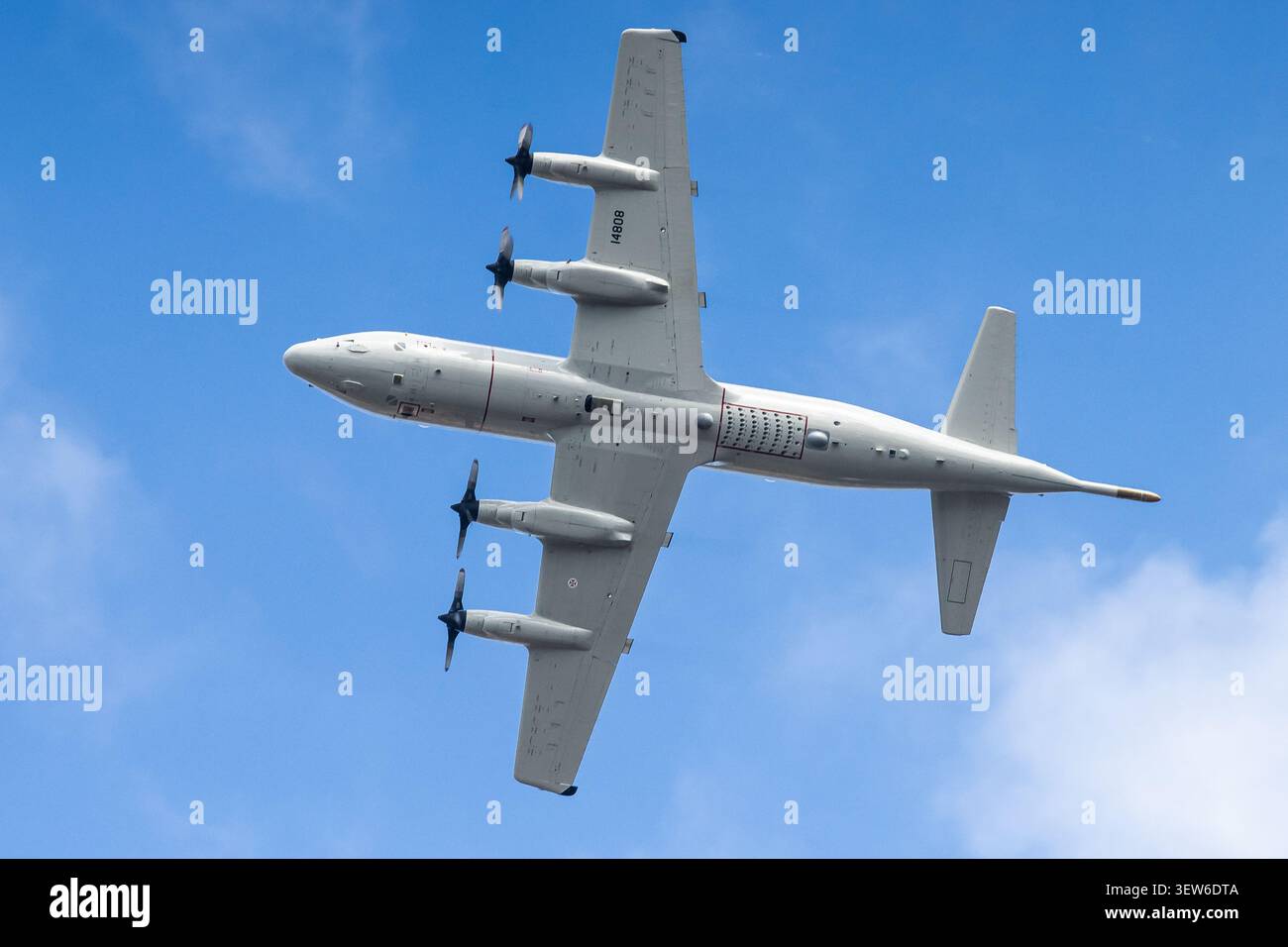 Aereo portoghese P-3C Orion Maritime Patrol nella vista del ventre di volo Foto Stock