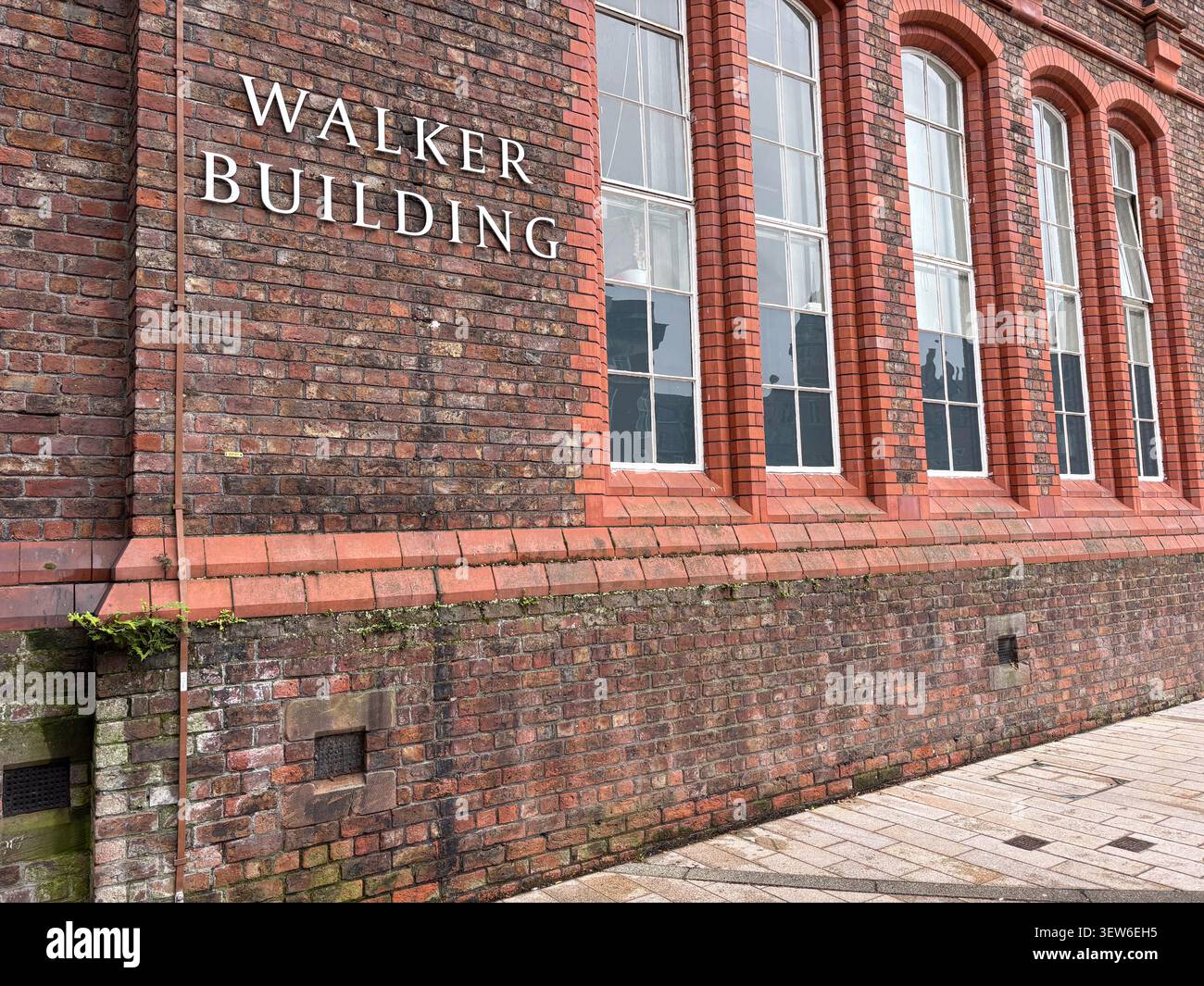 Facciata in mattoni rossi del Walker Building presso l'Università di Liverpool a Liverpool, Regno Unito, con dettagli architettonici storici vittoriani. Foto Stock