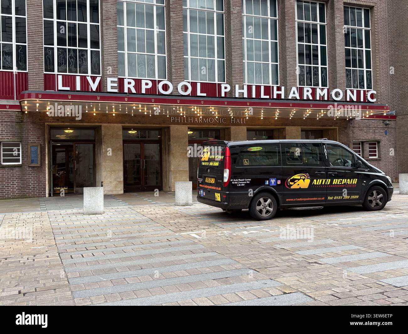 Un furgone nero per riparazioni auto parcheggiato di fronte all'ingresso della sala concerti Royal Liverpool Philharmonic a Liverpool, Regno Unito. Foto Stock