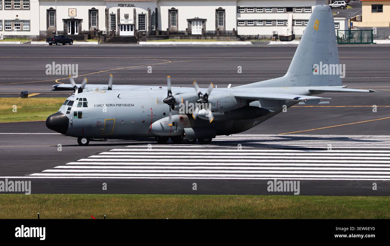 L'aeronautica militare portoghese C-130H Hercules rullerà alla base aerea di Lajes, Azzorre, Portogallo Foto Stock