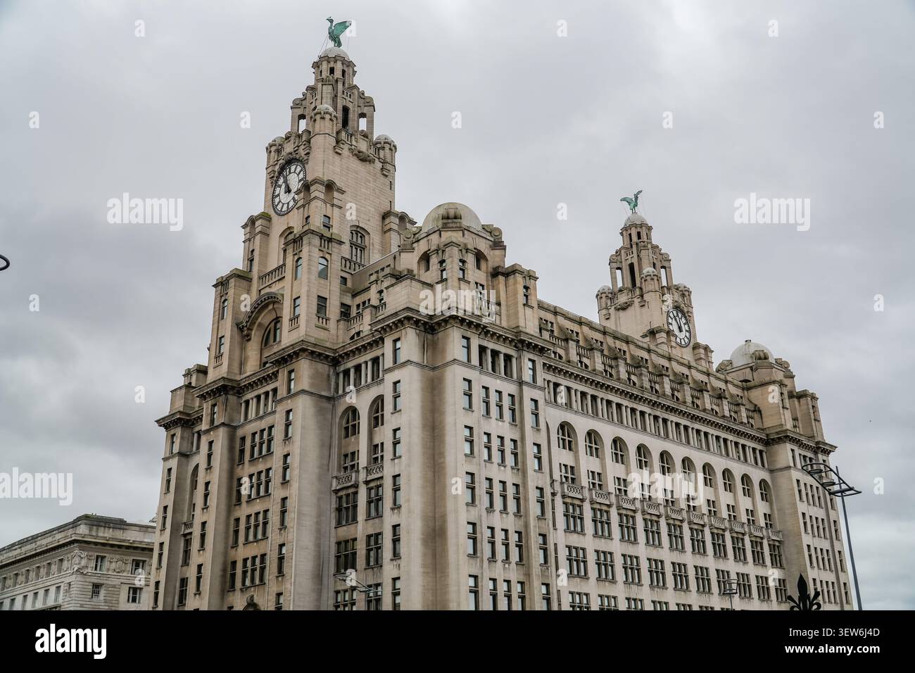 Il Royal Liver Building, un monumento architettonico di primo livello a Liverpool, Inghilterra, con le sue iconiche torri dell'orologio e gli uccelli di fegato di rame. Foto Stock