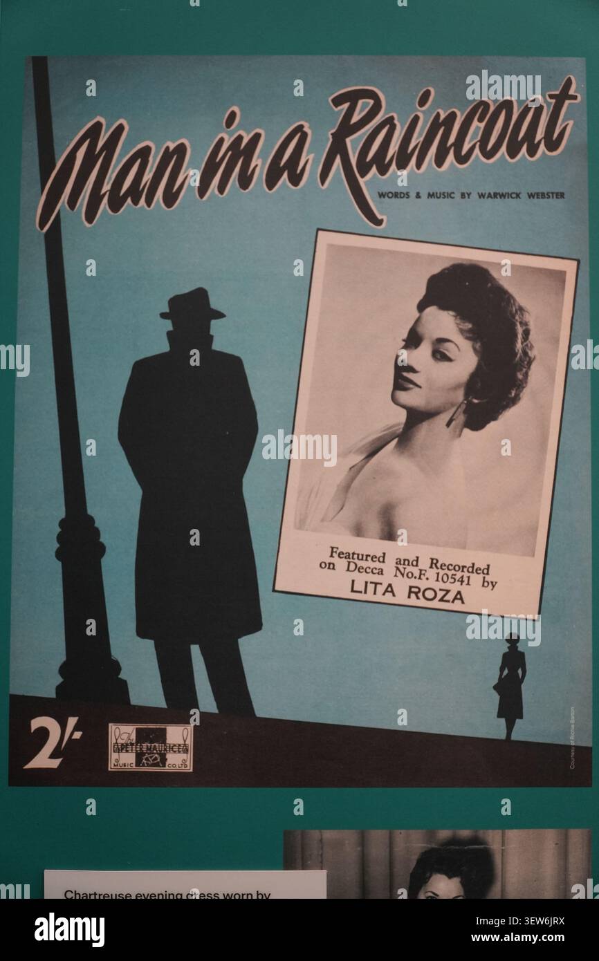 Una copertina di spartiti vintage con un ritratto della cantante britannica Lita Roza e il titolo della canzone Man in a Raincoat, Liverpool, Regno Unito. Foto Stock