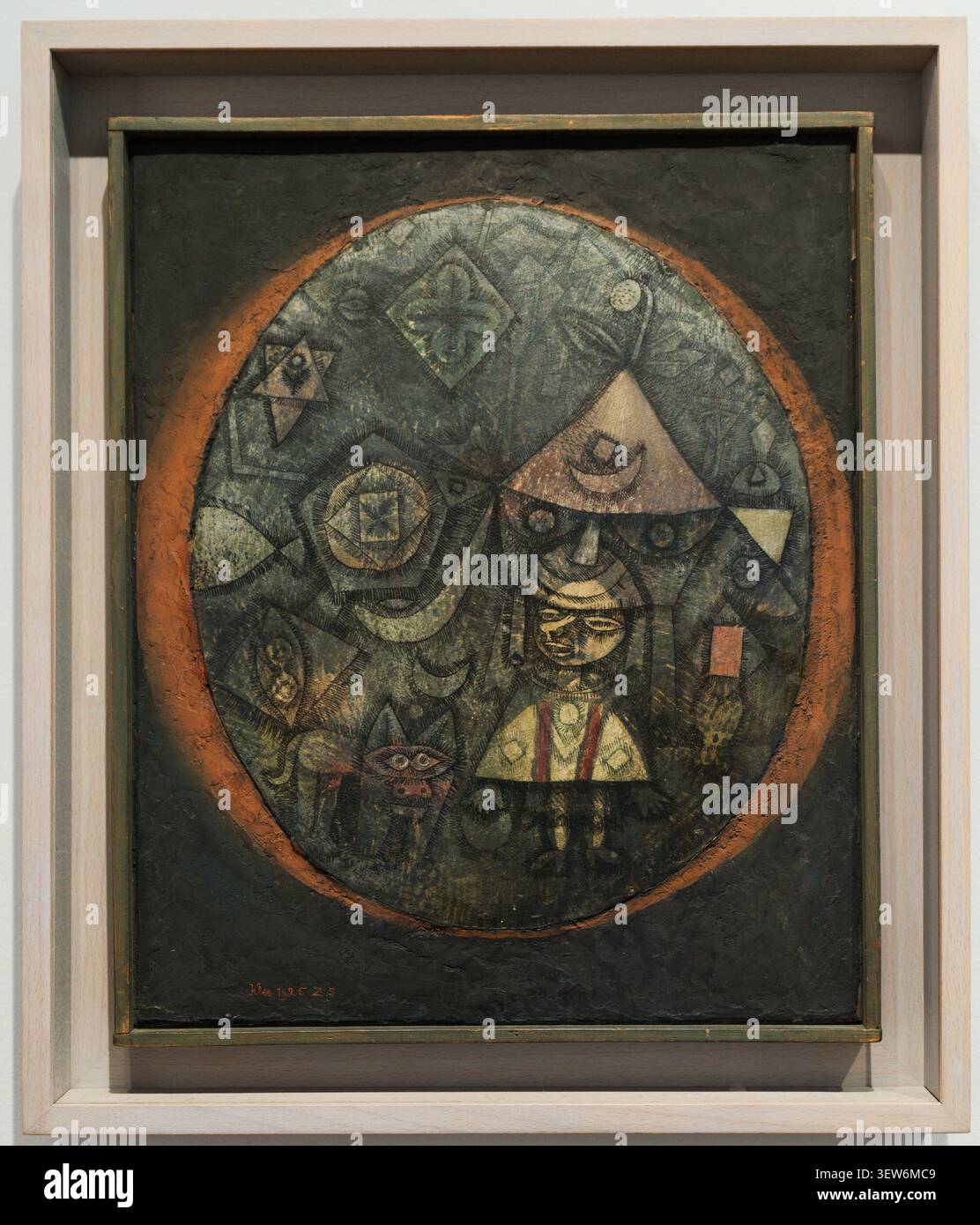 Fairy tale of the Dwarf (1925) di Paul Klee, un dipinto espressionista con una figura in un cappello triangolare, esposto al Museo Albertina in vi Foto Stock
