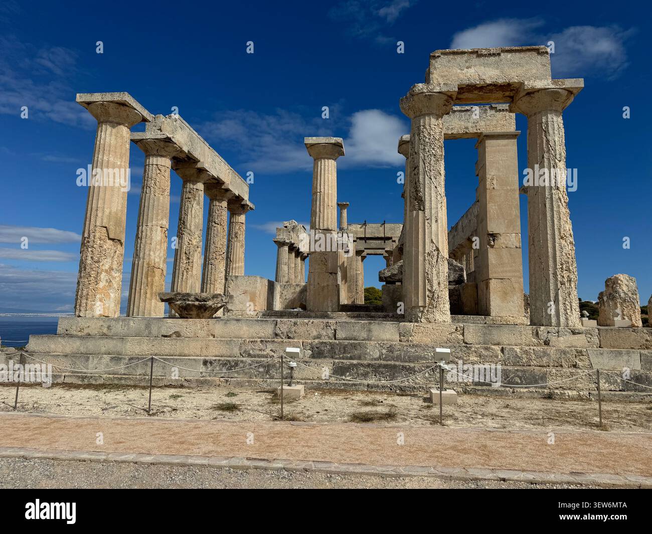 Tempio di Aphaia, antico tempio dorico greco ben conservato sull'isola di Egina, Golfo Saronico, Grecia - Immagine stock catturata con smartphone