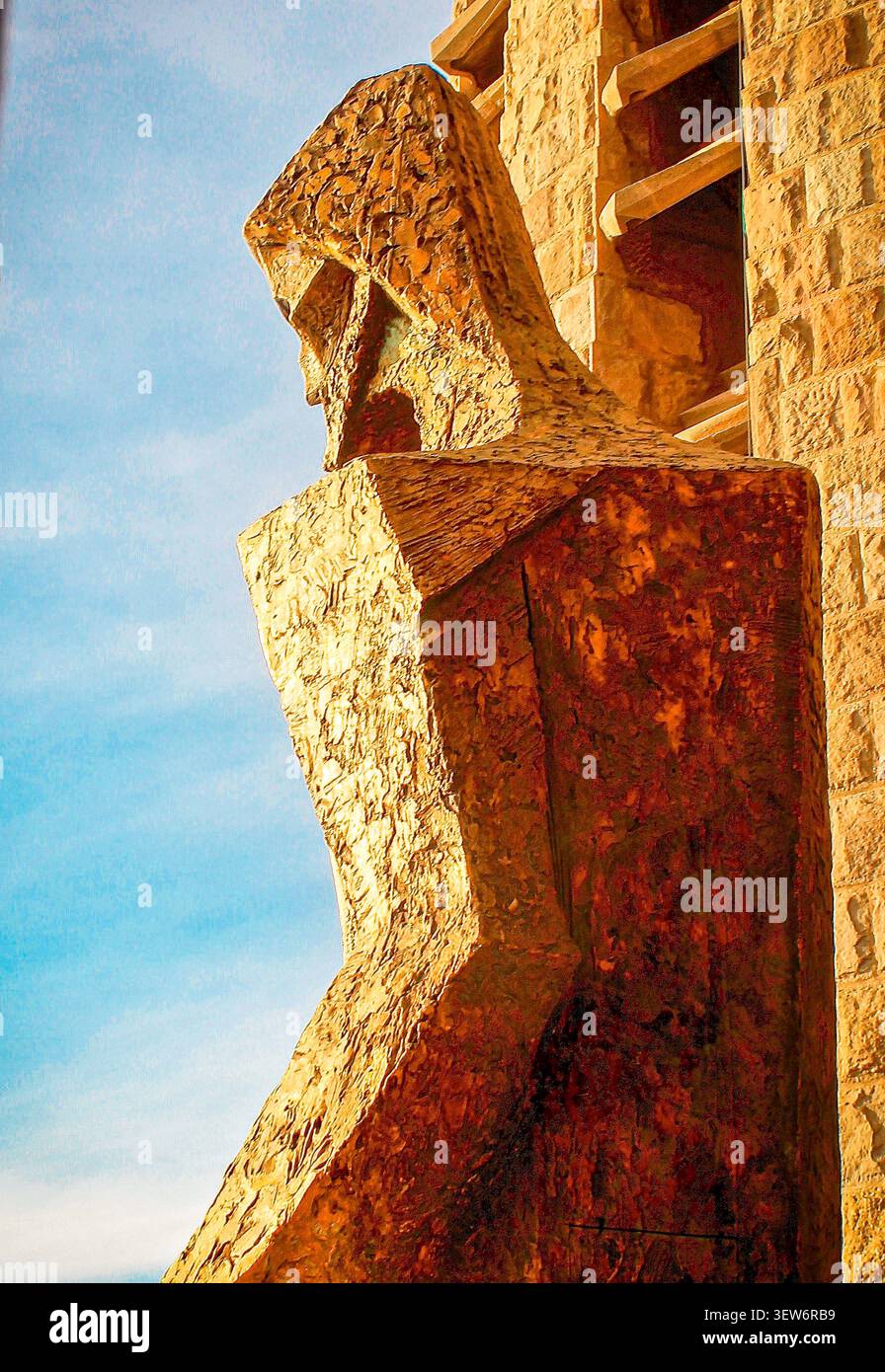 Barcellona, Spagna – 13 dicembre 2014: Dettaglio scultoreo sulla facciata della passione della Sagrada Familia, nota per le sue forme spigolate. Foto Stock