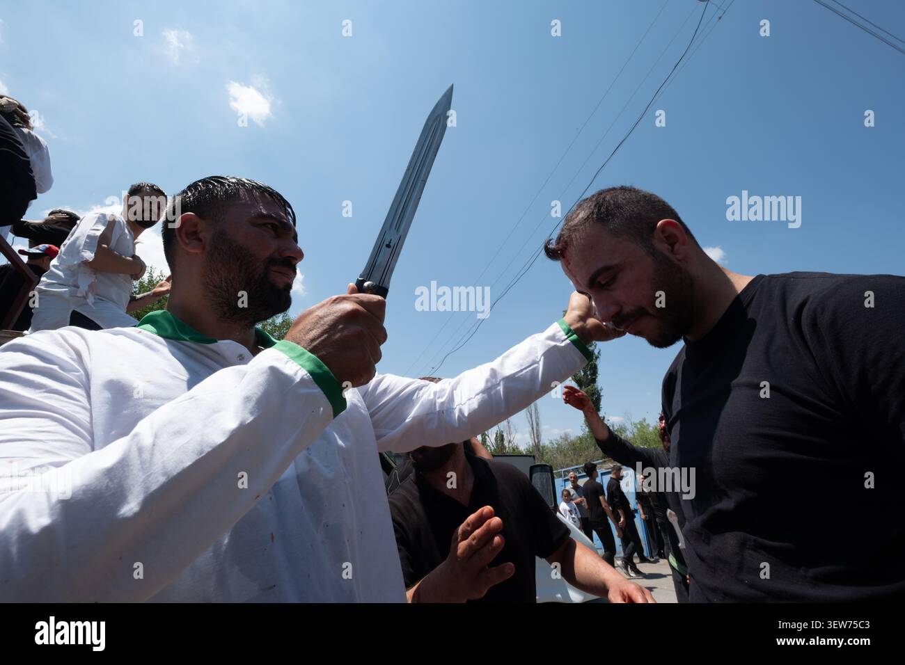 I musulmani sciiti prendono parte alle cerimonie di lutto Ashura che commemorano il martirio dell'Imam Hussein durante il Muharram nel distretto di Aralik della provincia di Igdir, Türkiye orientale Foto Stock