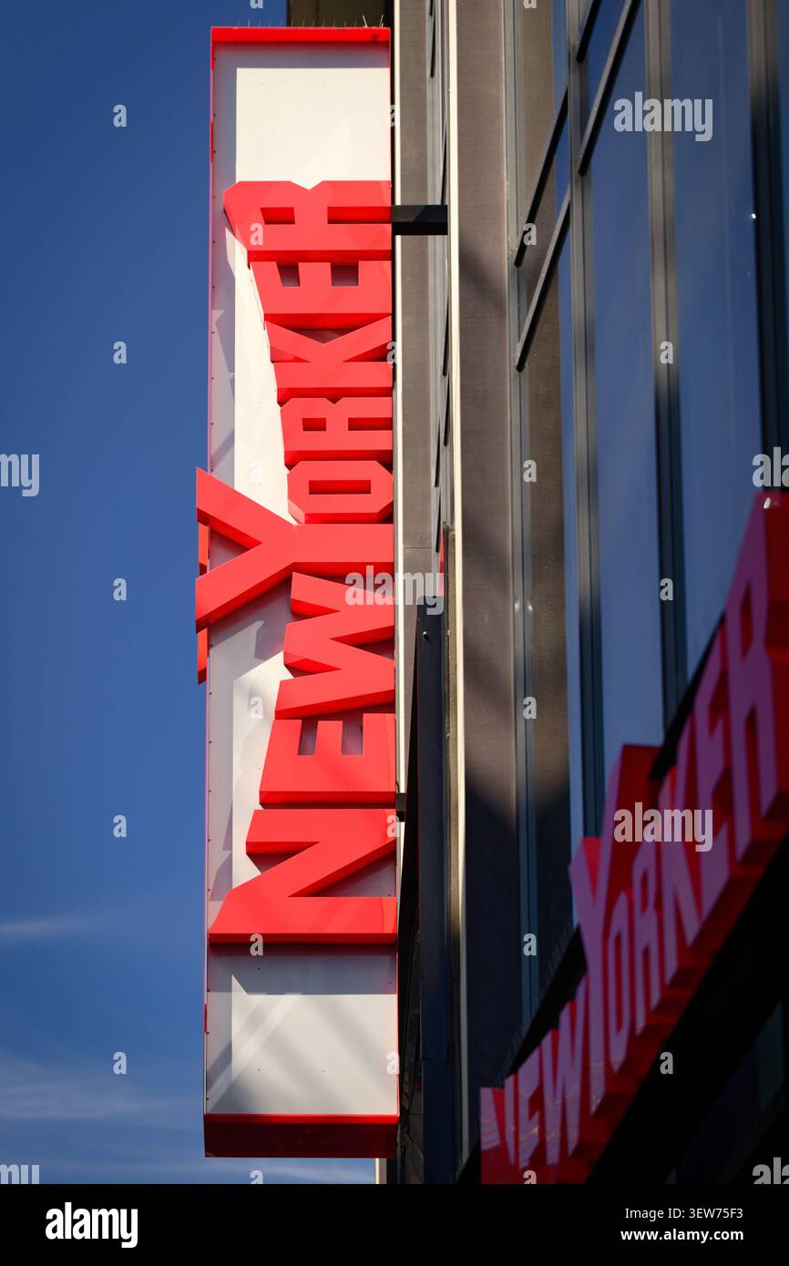 Colonia, Germania 18 giugno 2026: Immagine esterna del grande logo verticale del punto vendita New Yorker con lettere rosse sulla via dello shopping Schildergasse Foto Stock