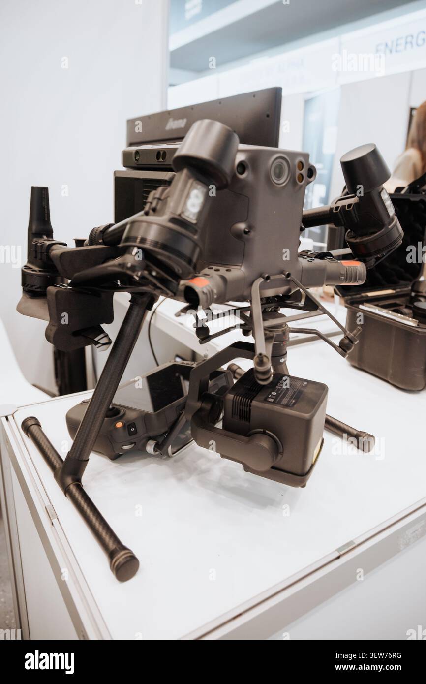 Osijek Croazia - 15 05 2026 al Osijek Drone Expo, diversi modelli di drone sono esposti su un tavolo. I partecipanti esplorano la tecnologia e imparano a conoscere la tecnologia Foto Stock