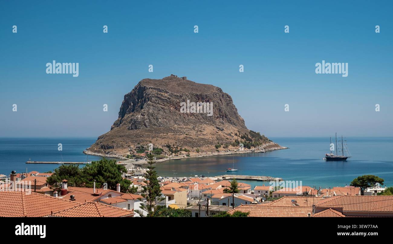 Vista panoramica della storica roccia di Monemvasia vista dalla costa opposta. Laconia, Peloponneso, Grecia Foto Stock