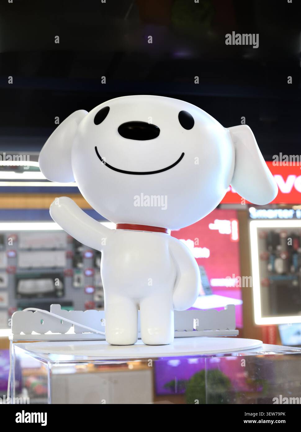 Joy, mascotte del gruppo cinese di e-commerce Jing Dong, esposta all'interno del flagship shop di Hong Kong Foto Stock
