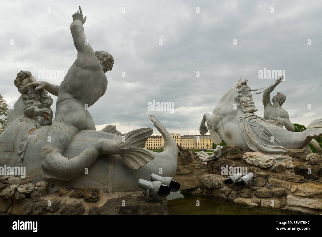 La maestosa Fontana del Nettuno nei giardini del Palazzo Schonbrunn a Vienna, Austria, presenta dettagliate sculture in marmo del dio del mare e degli antipasti del mare Foto Stock