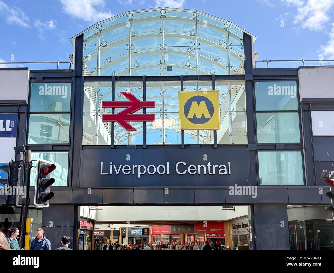 Facciata della stazione centrale di Liverpool con tetto in vetro e cartello Merseyrail. Stazione ferroviaria centrale di Liverpool, Liverpool, Regno Unito. Foto Stock