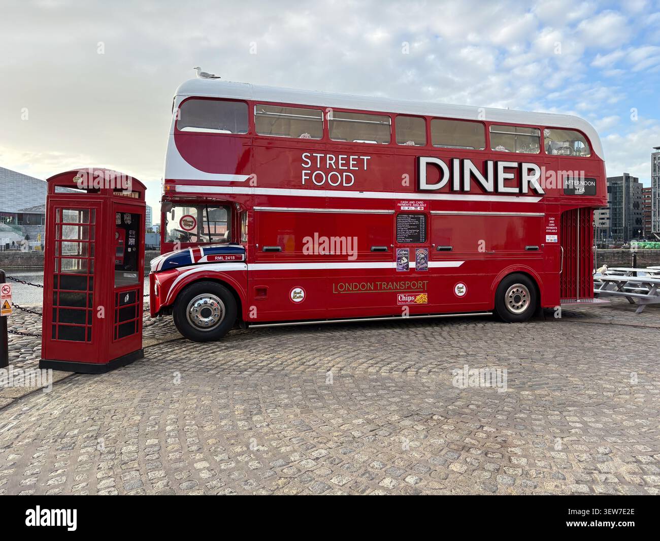 Un autobus Routemaster convertito utilizzato come ristorante di cibo di strada a Liverpool, Regno Unito, parcheggiato accanto a una tradizionale cabina telefonica rossa britannica. Foto Stock
