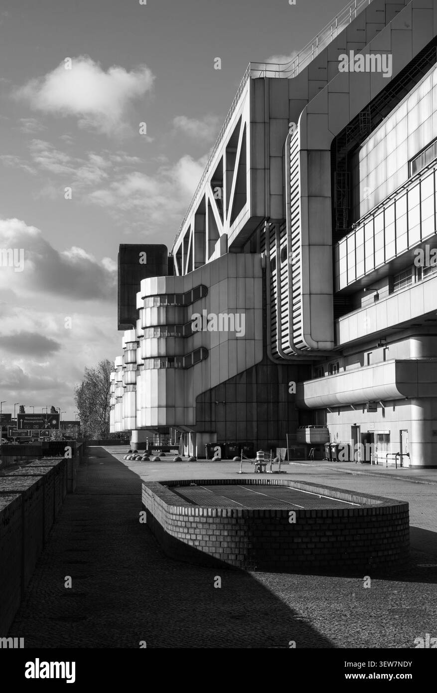 La facciata high-tech dell'ICC Berlin sotto il cielo spettacolare, Berlino, Germania Foto Stock