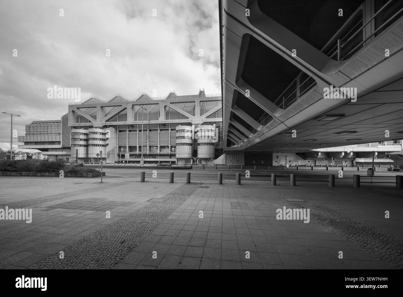 La facciata high-tech dell'ICC Berlin sotto il cielo spettacolare, Berlino, Germania Foto Stock