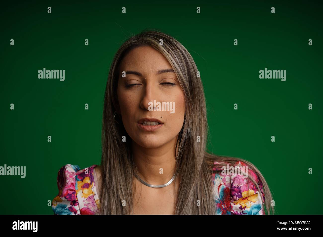 Persone vere. Donna isolata su schermo verde in varie pose, emozioni ed espressioni facciali. Acquisizione in studio con sfondo cromatico pulito Foto Stock
