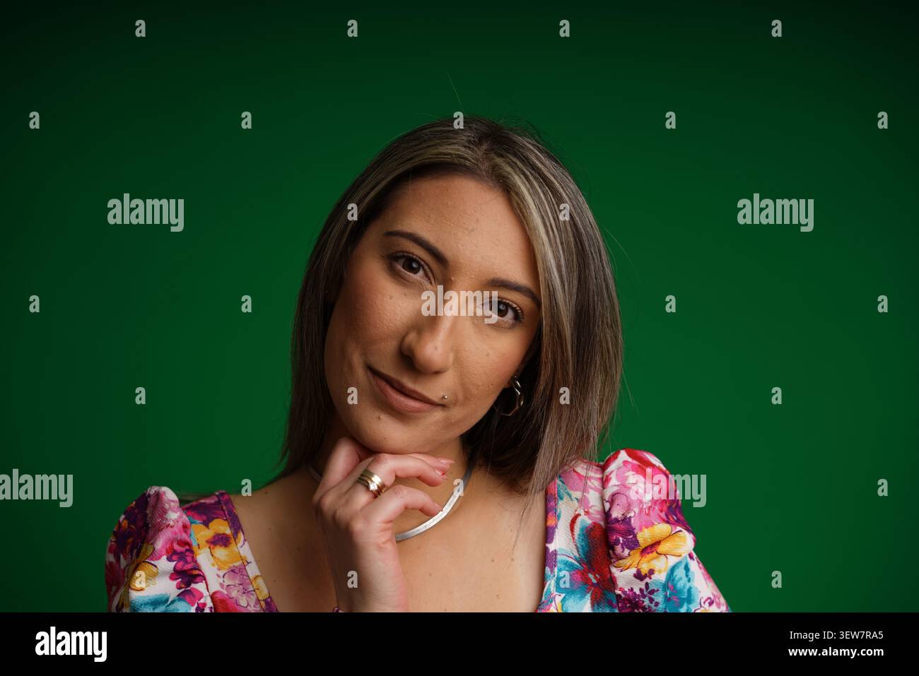 Persone vere. Donna isolata su schermo verde in varie pose, emozioni ed espressioni facciali. Acquisizione in studio con sfondo cromatico pulito Foto Stock
