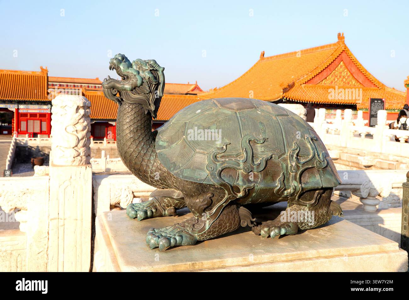 Si tratta di una statua in bronzo di una bixi (tartaruga drago) posta su un basamento in marmo bianco, la sua profonda superficie in bronzo antico avvolta da patina verde proveniente da ce Foto Stock