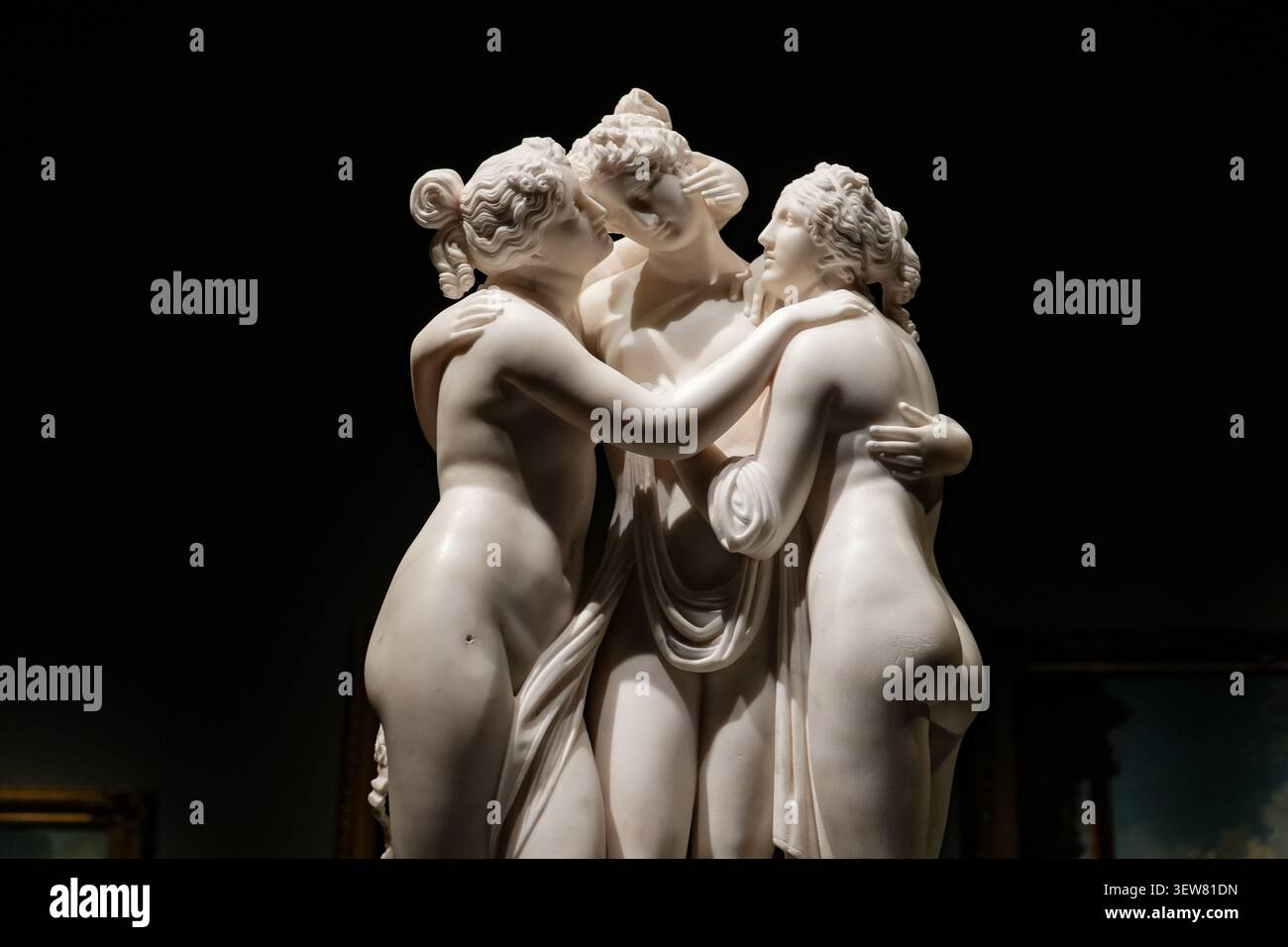 Una scultura neoclassica in marmo delle tre Grazie, figlie mitologiche di Zeus, raffiguranti Aglaia, Eufrosyne e Thalia in un abbraccio. Foto Stock