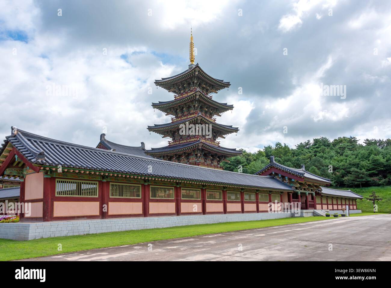 Vista di Neungsa, un tempio reale buddista ricostruito con una pagoda di legno a cinque piani nella Terra culturale di Baekje a Buyeo, Corea del Sud. Foto Stock