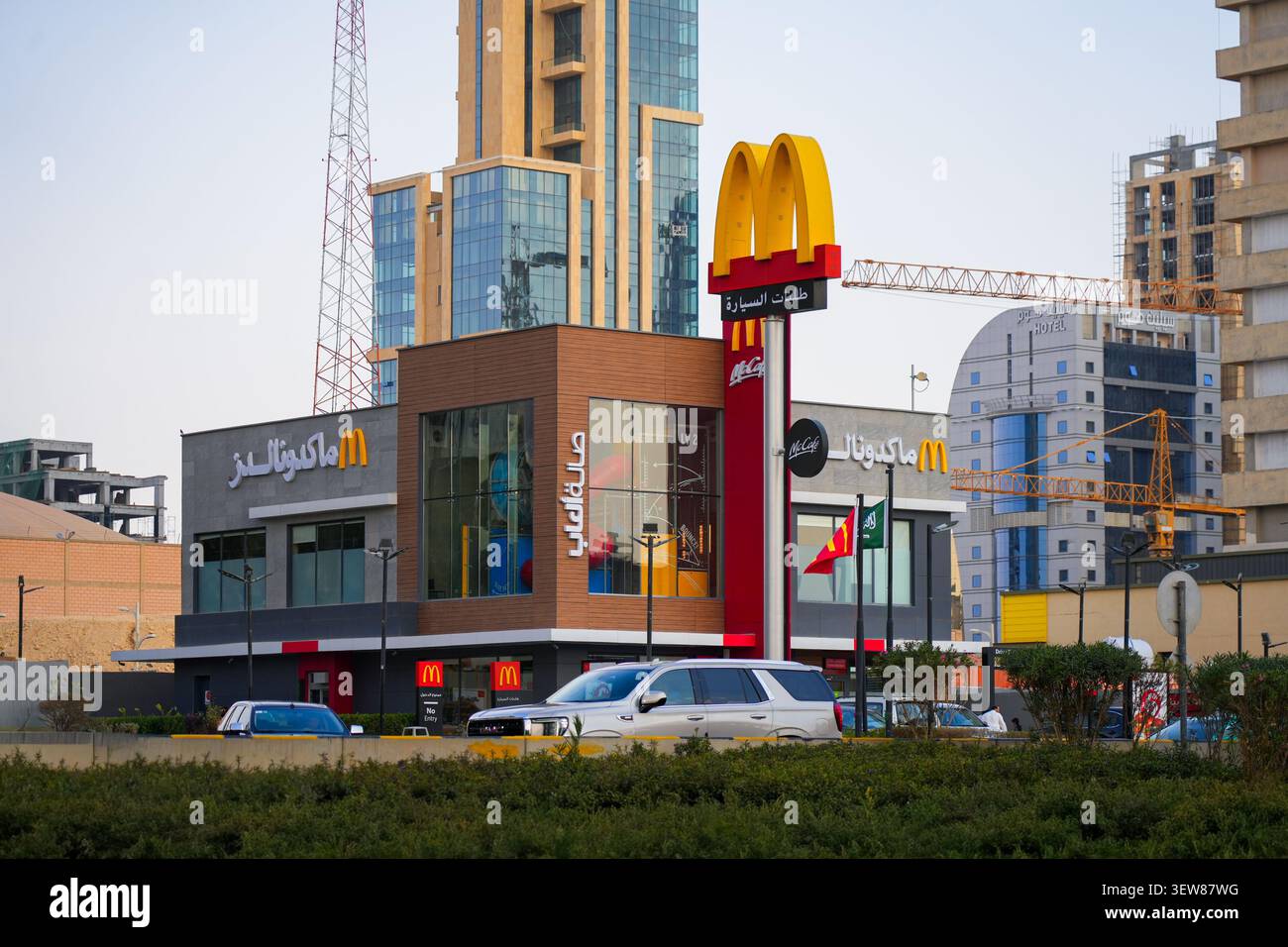 Fast food McDonald's con cartello drive-thru e architettura moderna a Riyadh, Arabia Saudita Foto Stock