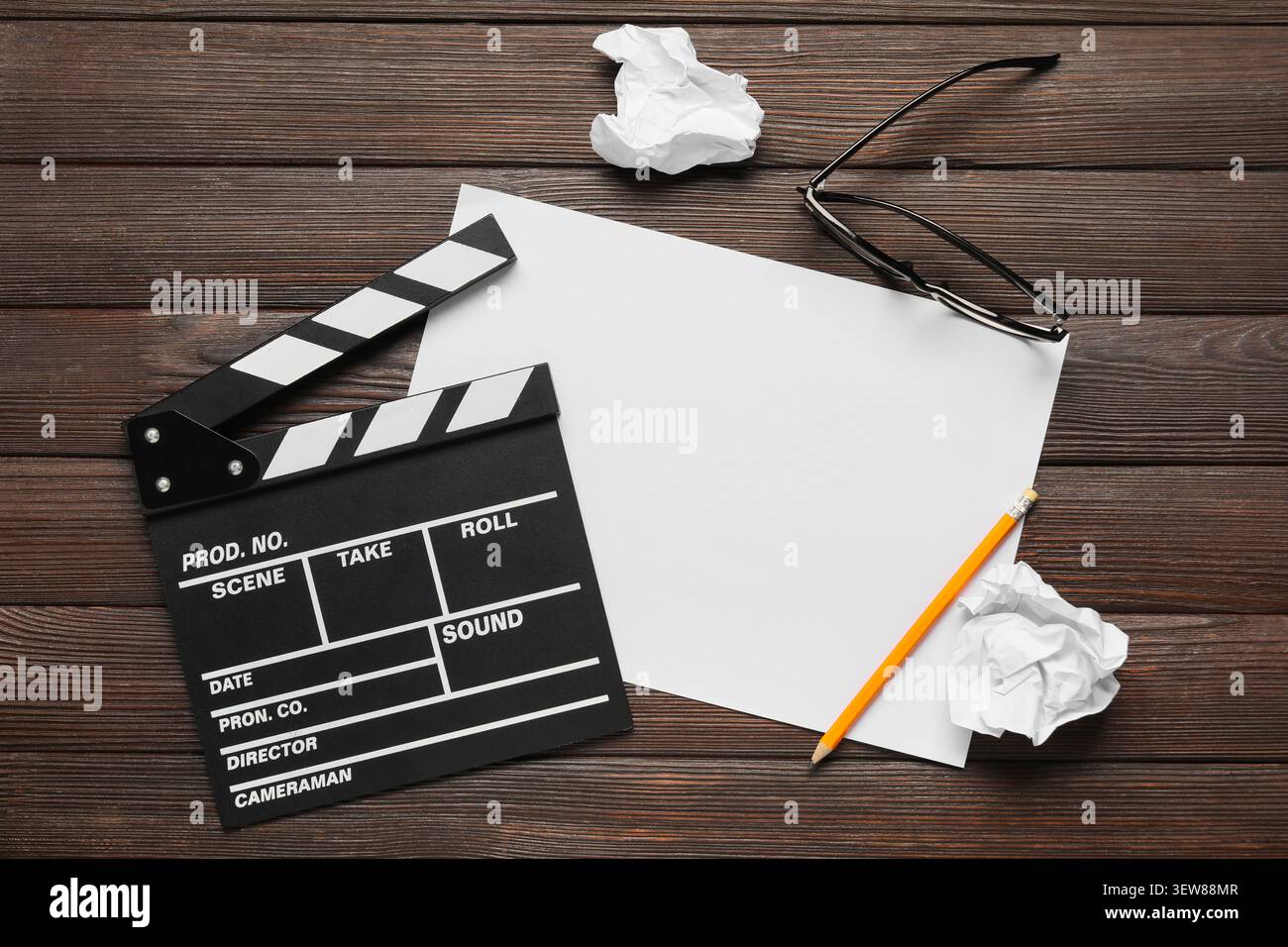 Filmare il tabellone con carta bianca e matita su un tavolo di legno Foto Stock