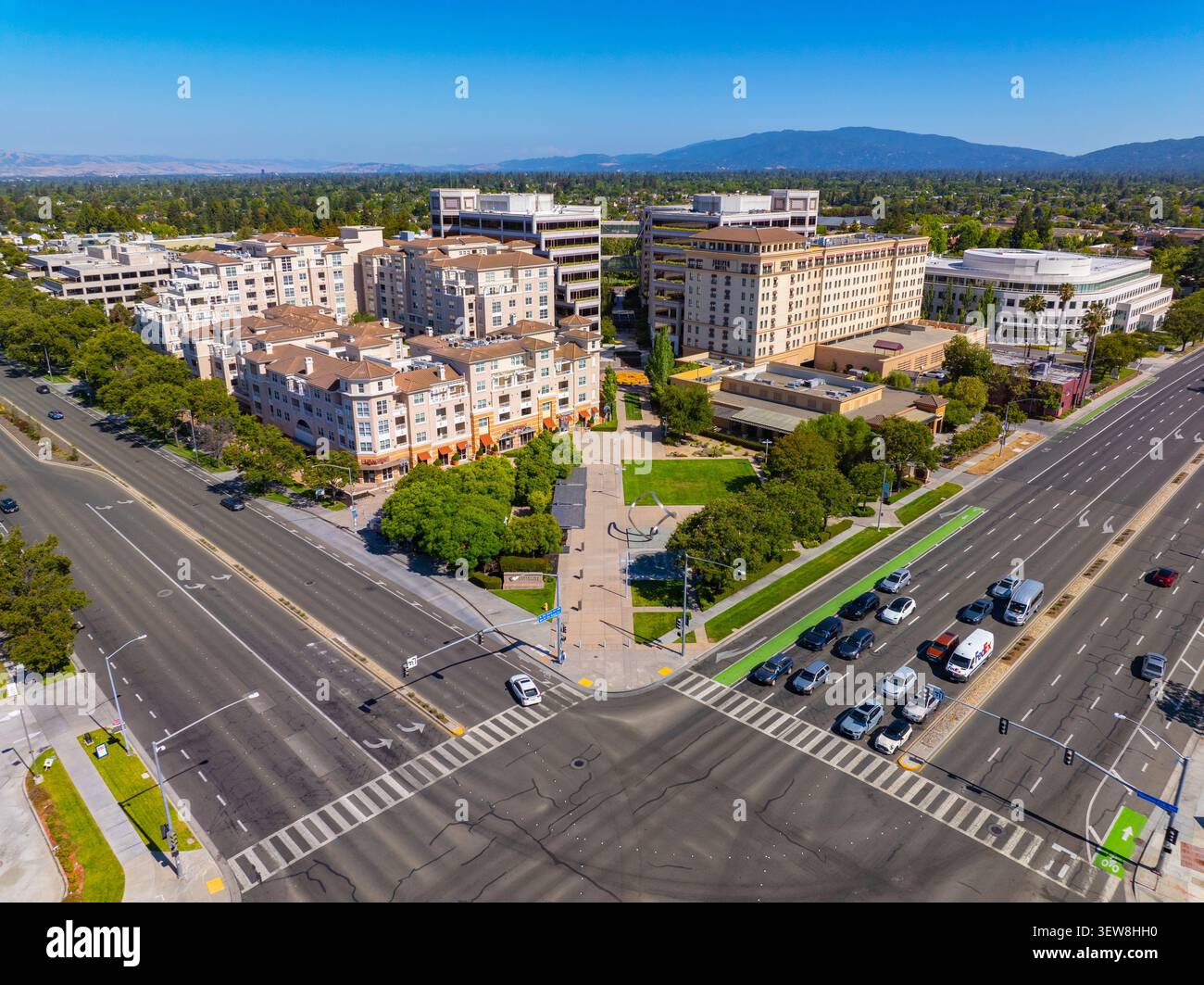 Vista aerea del Cali Mill Plaza Park su Stevens Creek Boulevard a S De Anza Blvd, Cupertino, California CA, USA. Foto Stock