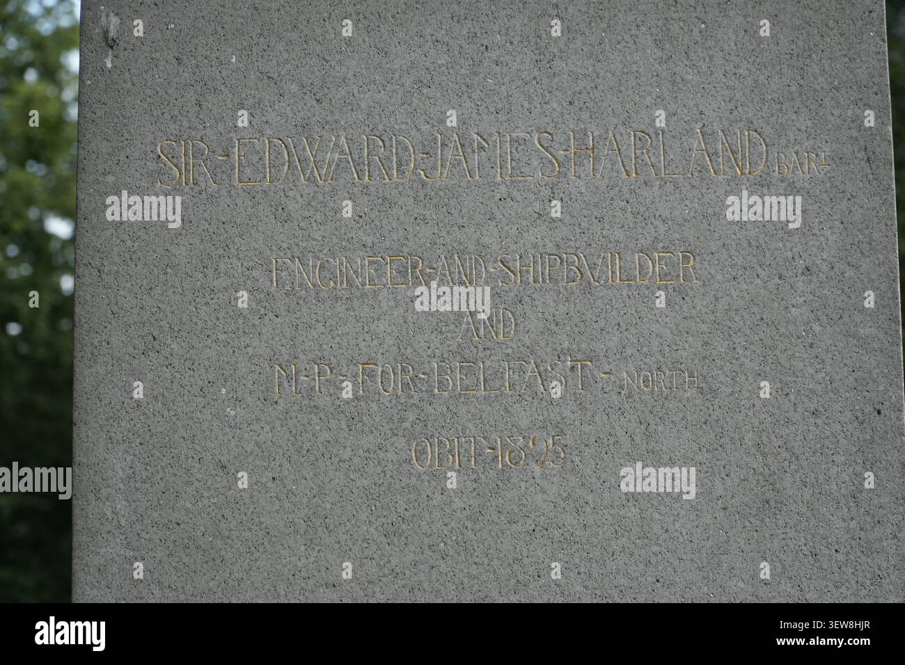 Dettaglio di un'iscrizione commemorativa in granito per Sir Edward James Harland a Belfast City Hall Grounds, Belfast, Irlanda del Nord. Foto Stock