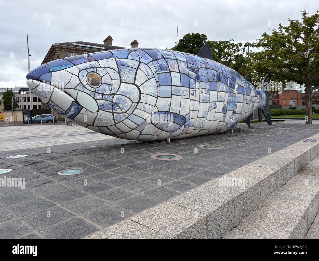 La scultura Salmon of Knowledge, un pesce piastrellato in ceramica, a Donegall Quay, Belfast, Irlanda del Nord. Foto Stock