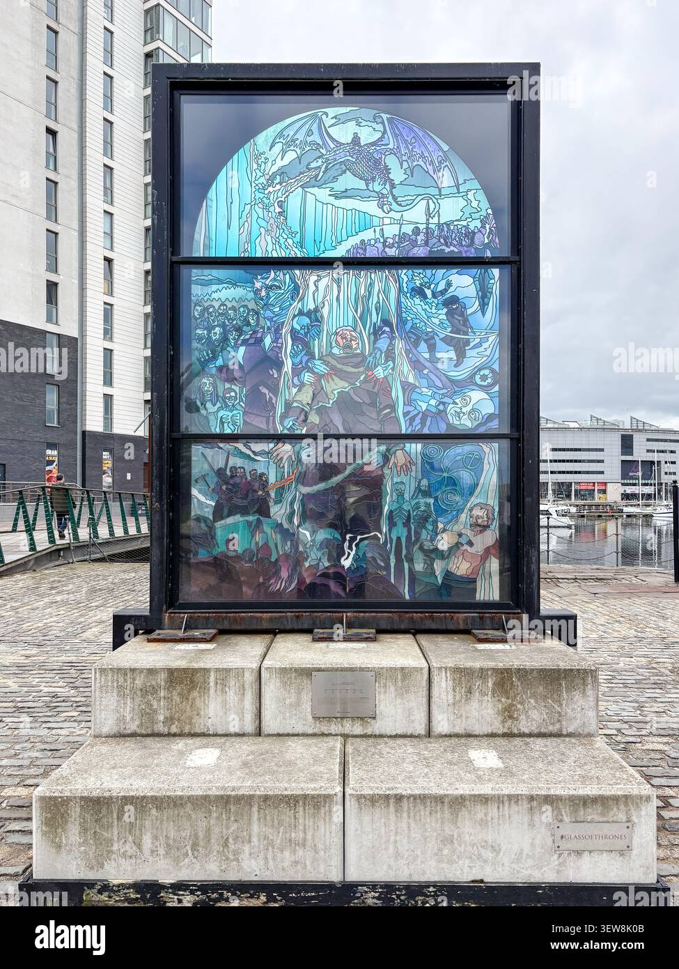 Scultura del Trono di Spade raffigurante i White Walkers nel Titanic Quarter, Belfast, Irlanda del Nord. Installazione artistica di vetrate colorate all'aperto. Foto Stock