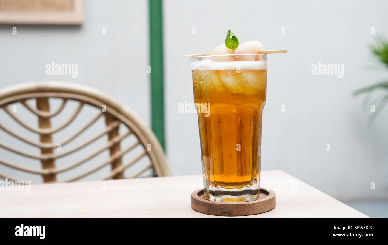 Tè freddo rinfrescante con limone e menta Foto Stock