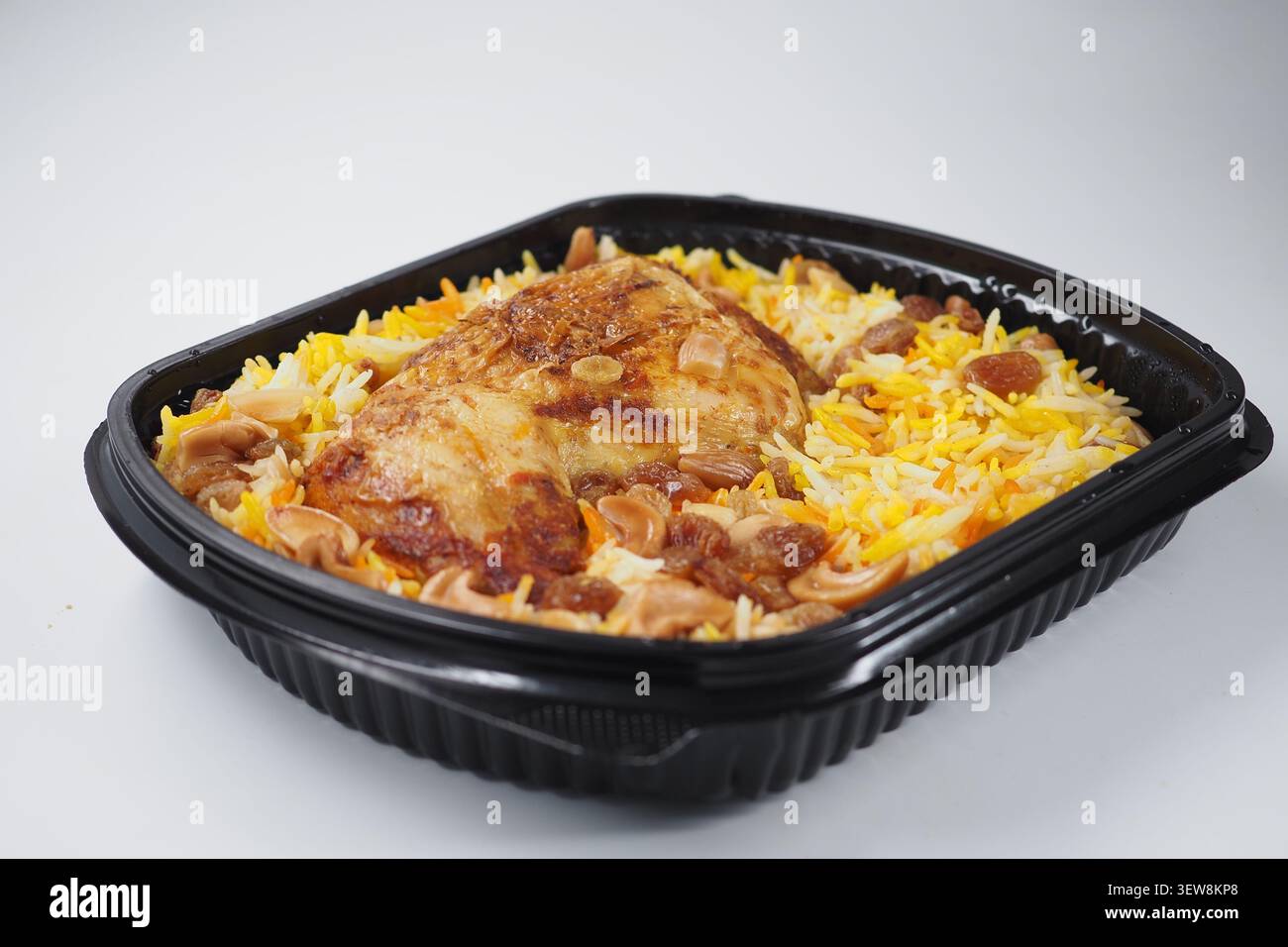 Riso sano e farina di pollo in un contenitore di plastica Foto Stock